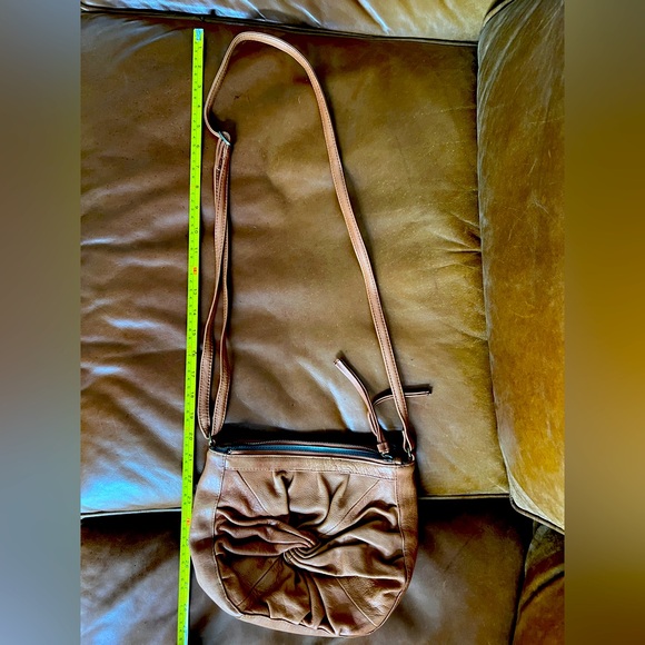 Classic Brown Leather Shoulder Bag with Ruched Detailing - Picture 8 of 9